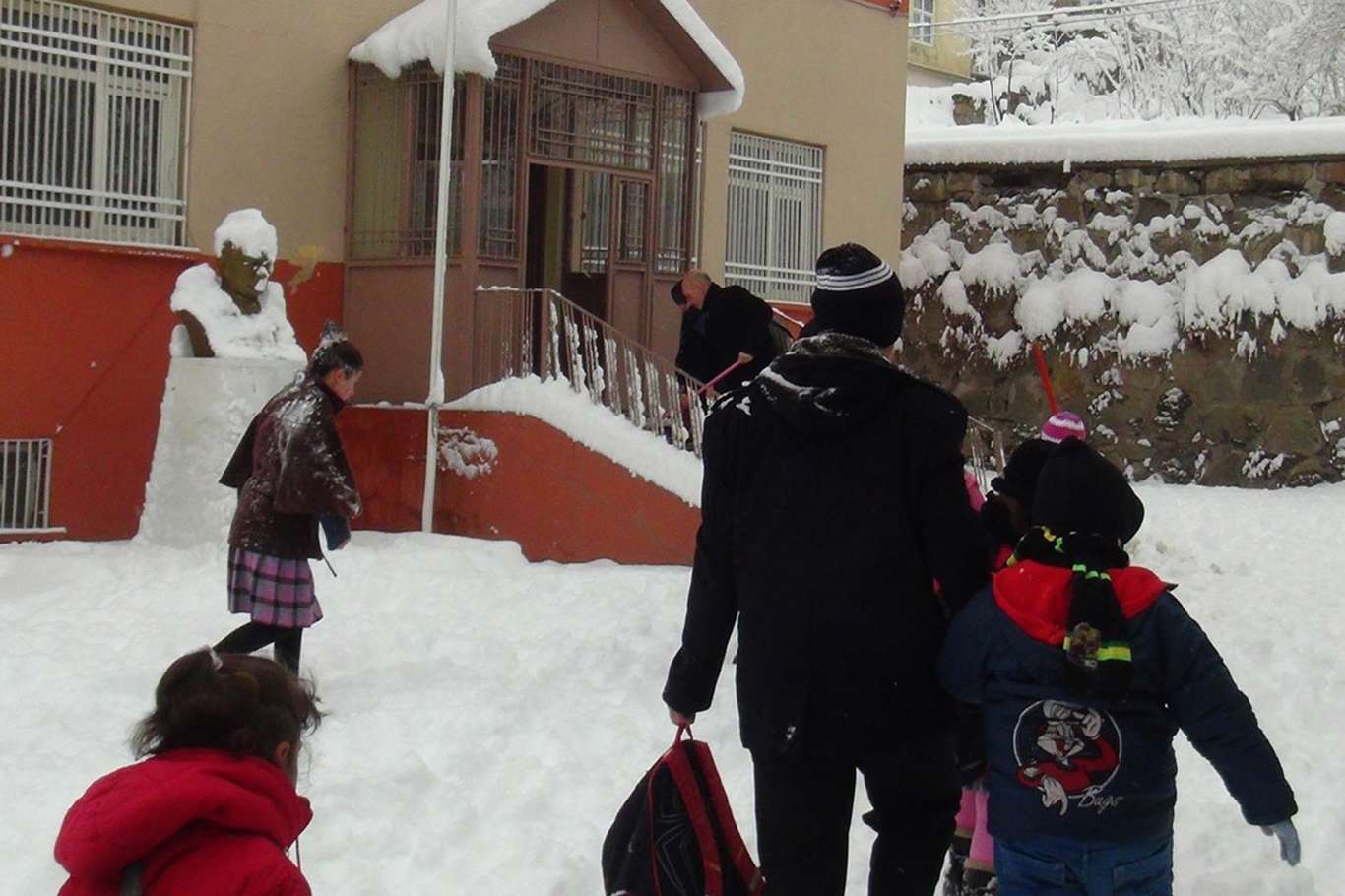 Yoğun kar yağışı nedeni ile Ağrı'nın dört ilçesinde okullar tatil edildi
